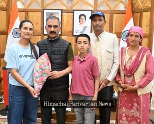 आज ओक ओवर में जिला मंडी की तहसील करसोग की निवासी, माउंट एवरेस्ट फतह करने वाली रुचि ठाकुर ने शिष्टाचार भेंट की।